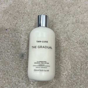 BRAND NEW THE GRADUAL

ILLUMINATING GRADUAL TAN LOTION